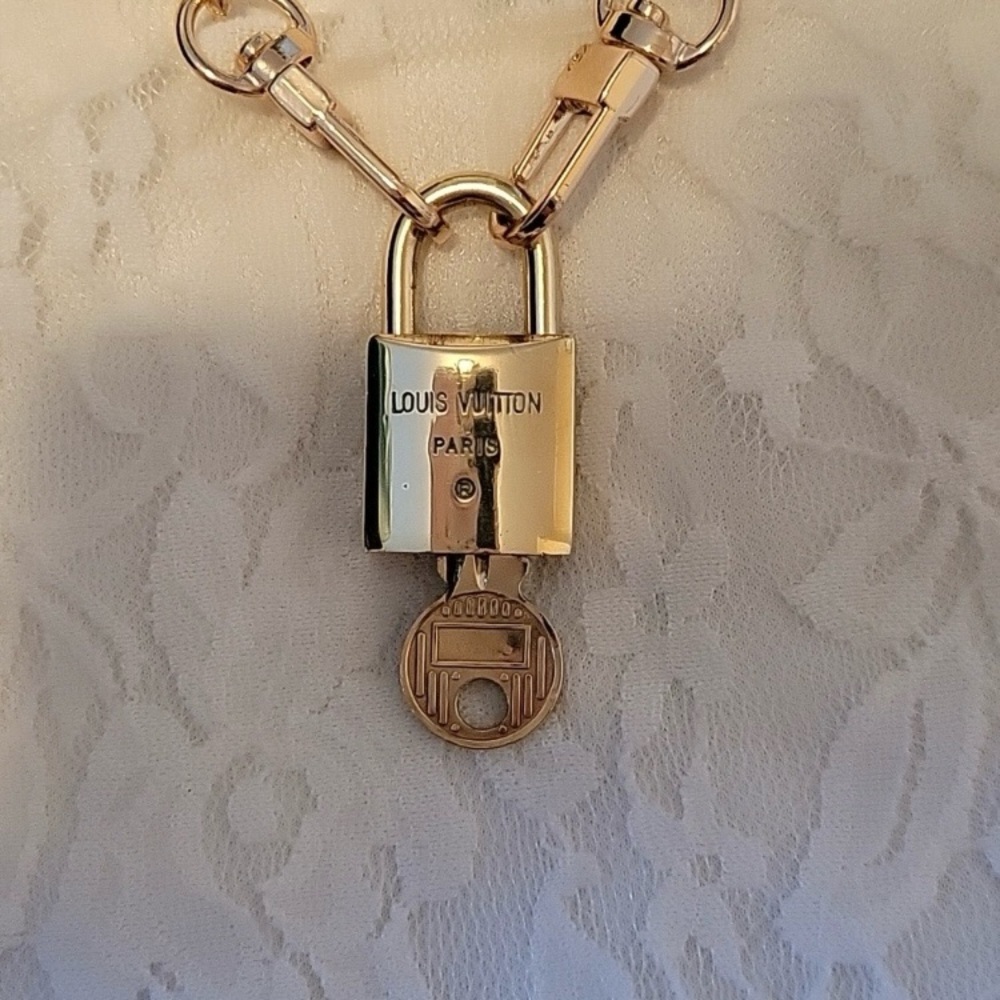 Louis Vuitton Vintage #219 Lock and Key on Unbranded Gold Necklace. - Picture 3 of 3